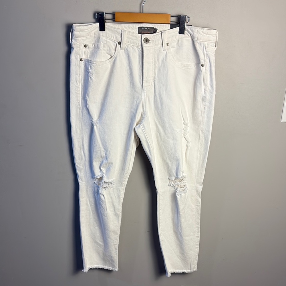 TORRID NWT High-Rise Straight White Distressed Classic Denim Crop Women's 14R